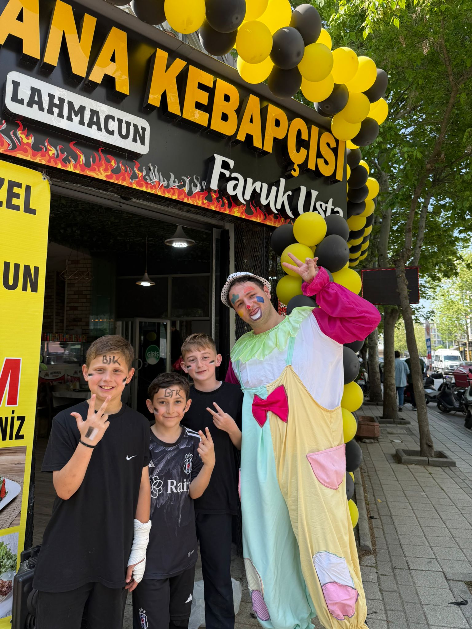 Palyaço eşliğinde çocukların doğum günü kutlaması