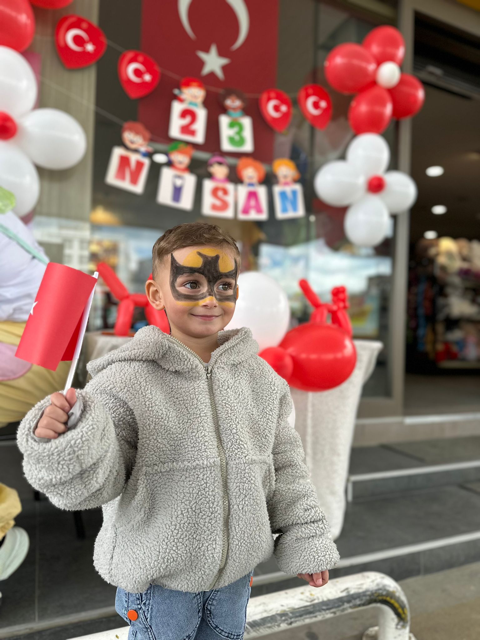 23 Nisan etkinliğinde yüz boyaması yaptıran çocuk