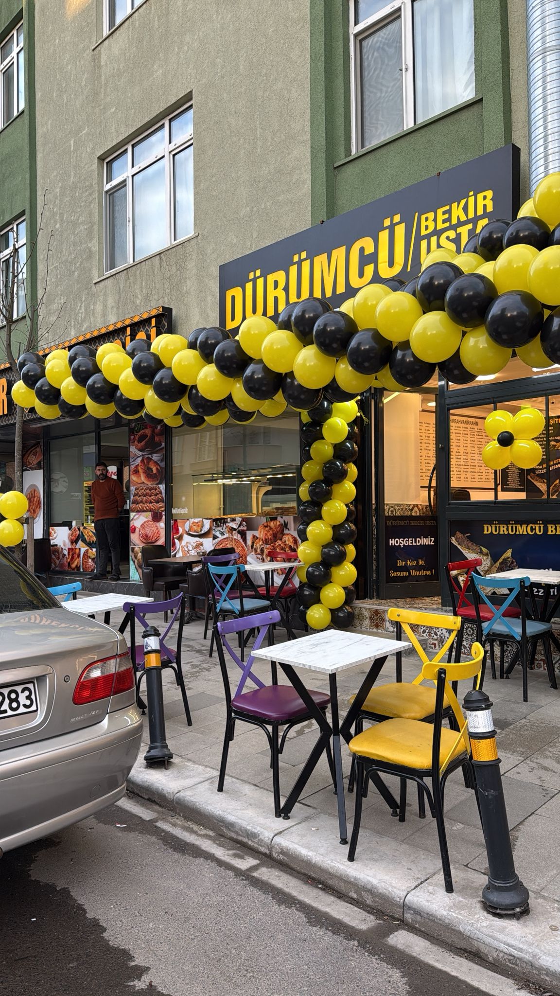 Kelebek desenli yüz boyaması yaptıran çocuk