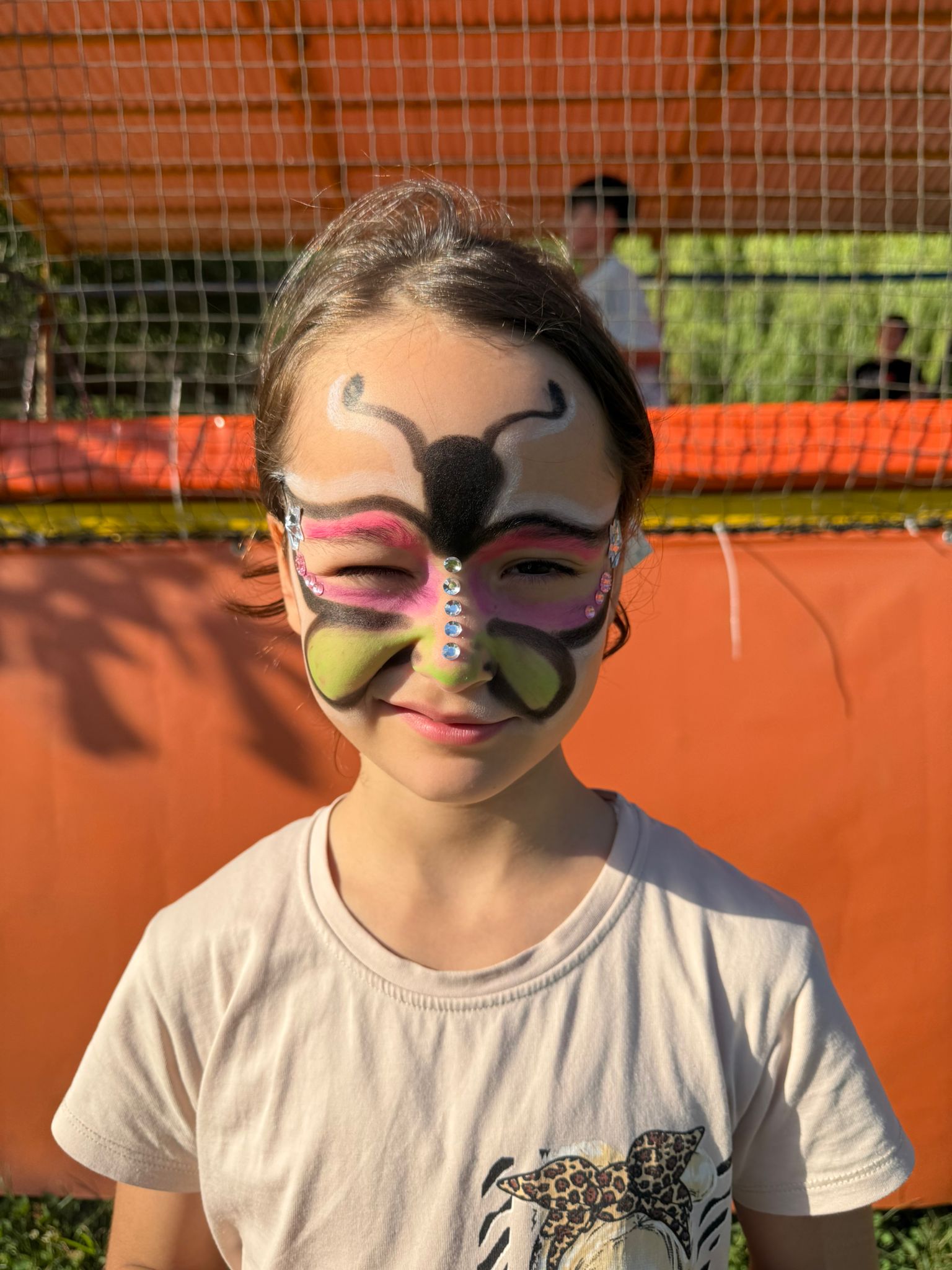 Açık hava etkinliğinde yüz boyamalı çocuklar